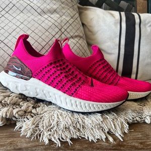 Beautiful like new Nike react hot pink / animal print size 10